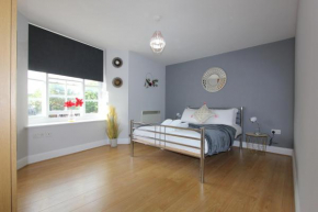 Charming 2 Bed 2 Bath Flat & Parking by CozyNest